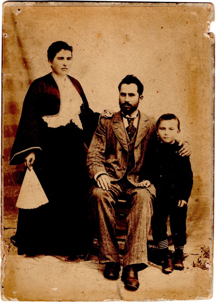 Ljoubomir entouré de ses parents

Son père est officier de liaison entre francais et serbes.
Il est retrouvé coupé en trois par les bulgares.
Sa mère est morte en 1937