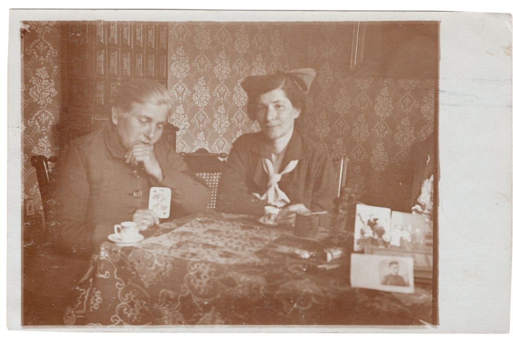 Stara Baka tirant les cartes à une amie