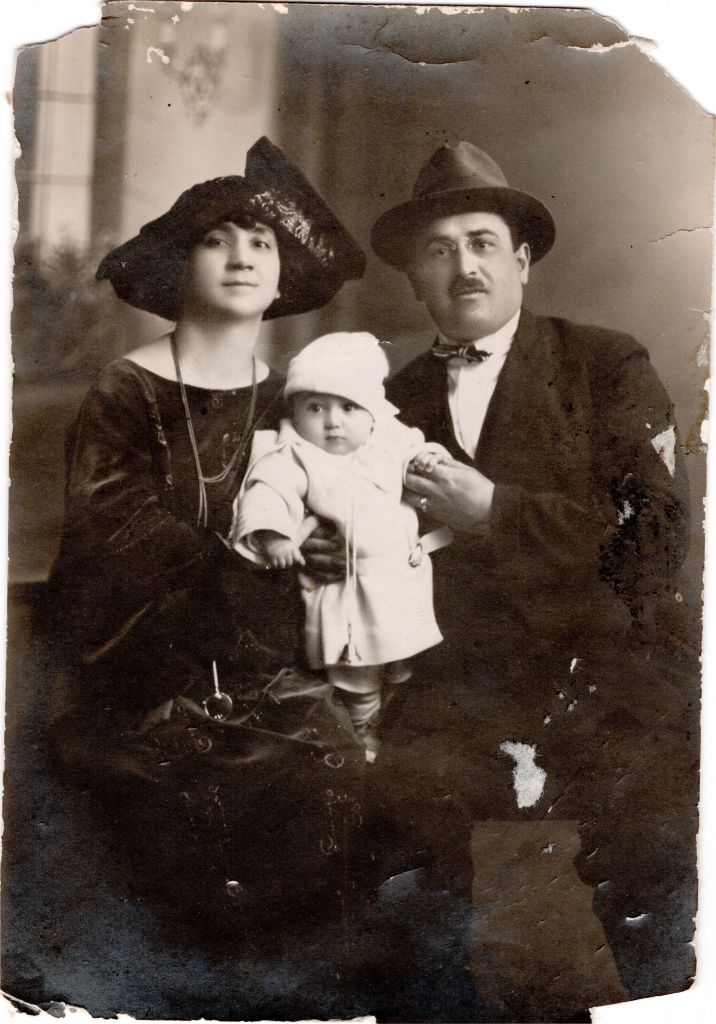 JITA C
a marié Ljoubomir et Mamie?
Ministre de l'Íntérieur avec sa femme aveugle
Il a fait un faux passeport pour Mamie et ses enfants pour pouvoir partir en France car ces derniers étaient considérés après la mort de leur père comme pupille de la nation. Ils n'etaient donc pas français et n'avaient donc pas le droit de quitter le territoire national.
