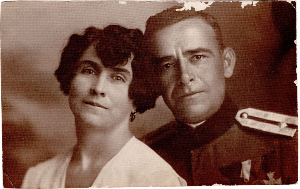 couple ami 

Colonel adjudant  du Roi
condamné à moirt par les communistes,
finalement exilé dans les mines de sel en Roumanie