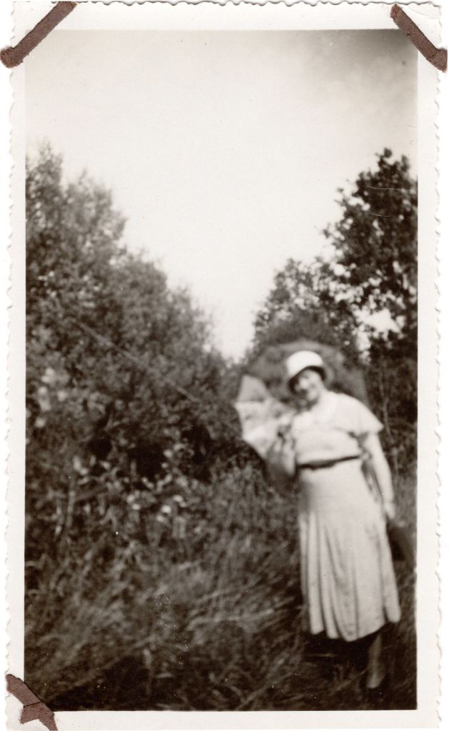 Baka voyageait régulièrement entre Canes et les Pyrennées pour son foie, ainsi que Deauville, Contrex
Elle était organisatrice de soirées.