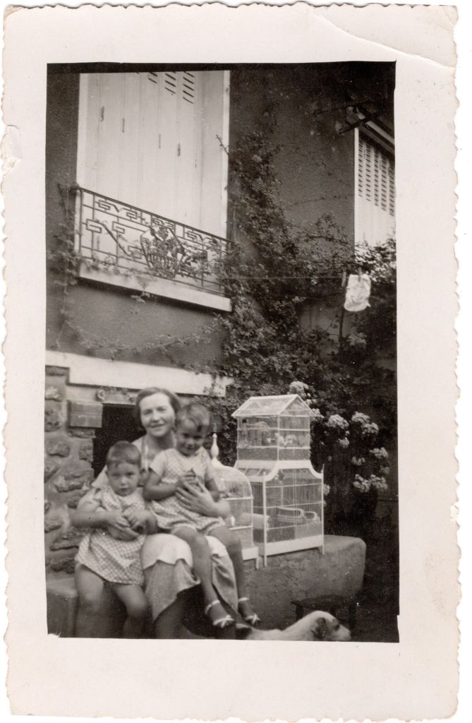 Jean voulait attraper un oiseau et a ouvert la cage. L'oiseau s'est envolé, mais Jean a réussi à le capturer, l'oiseau n'étant pas assez vif pour s'echapper.
