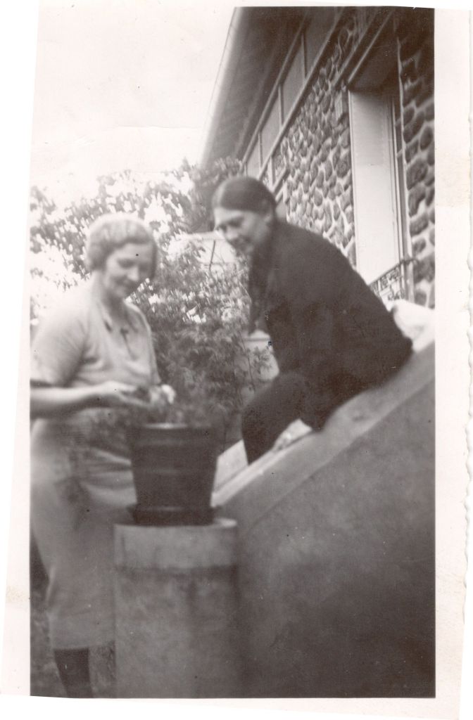 Baka avait trois soeurs.
Dora est celle qui a élevé Mamie