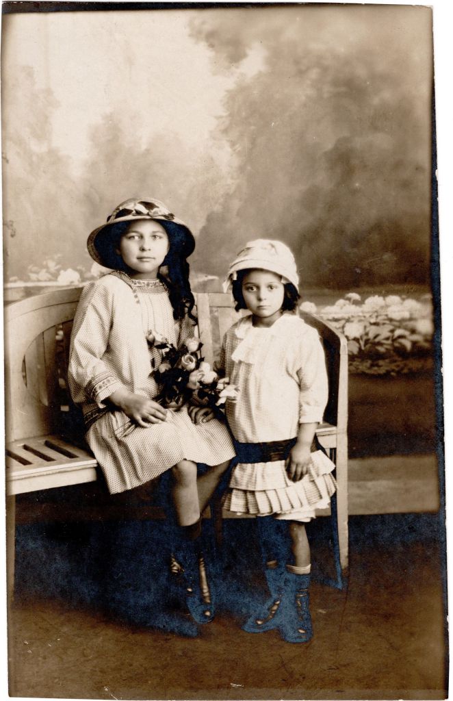 Mamie et sa demi-soeur DEFLIN