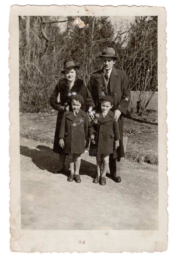 Amis de la famille qui ne pouvait avoir d'enfant et qui adorait les jumeaux