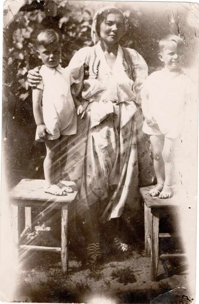 Mamie habillée en tzigane pour la photo