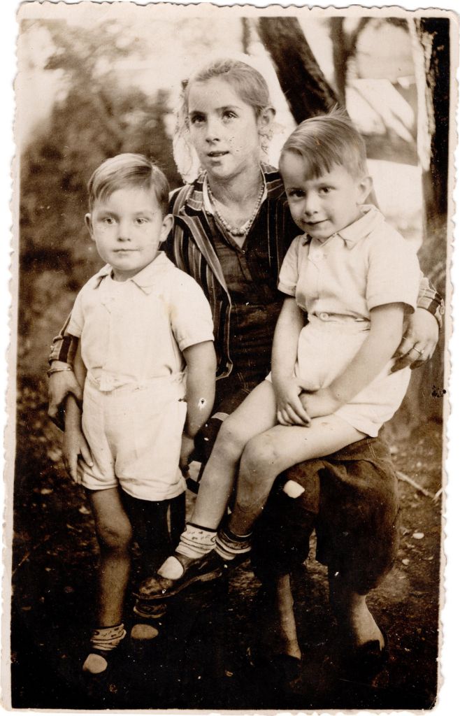 Manouk était la fille d'un albanais qui travaillait chez Ljoubomir.
Ils vivaient dans une seule piece et mangeaient chez eux culturellement avec les mains, ce qui plaisait beaucoup aux jumeaux.
ã 12 ans, elle est partie pour se marier et a du se voiler.