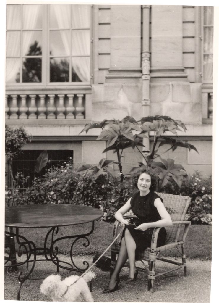 predit l'avenir en disant que la mort de quelqu'un va le toucher sans l'affecter. Elle meurt un mois plus tard.